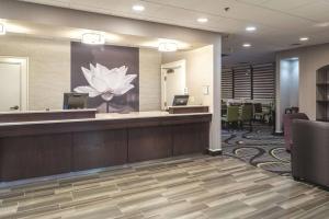 The lobby or reception area at Howard Johnson by Wyndham Sacramento Downtown