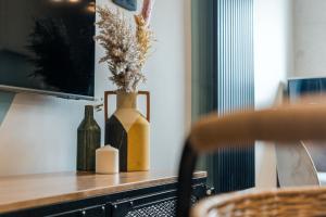 TV/trung tâm giải trí tại Golden Seaside Beach by Aparo - Plaża 200m, 2 Łazienki, 2 Sypialnie oraz Salon, 3 TV, Balkon, Łóżeczko