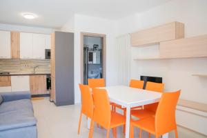 O bucătărie sau chicinetă la 044b - Villetta Moderna 01-24D con VASCA IDROMASSAGGIO in giardino, solo 15 minuti dal Mare e Spiaggia - Posto Auto GRATUITO