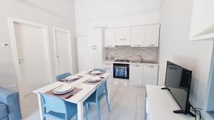 特羅佩阿的住宿－Il Narciso Residence，一间带桌椅的厨房和一台电视