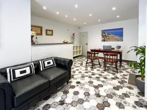 ein Wohnzimmer mit einem Sofa und einem Tisch in der Unterkunft Micaela Charming Hostal in Torremolinos