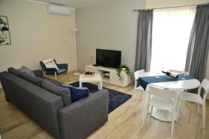 sala de estar con sofá y mesa en Bradasevic Apart Resort Tivat en Tivat