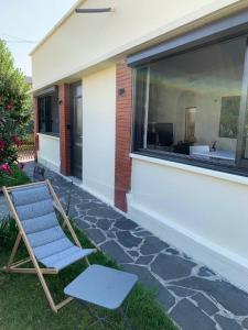Patio alebo iná vonkajšia časť ubytovania Studio Chic & Garden - Parking - Wifi - TV