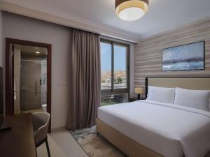 Letto o letti in una camera di DoubleTree by Hilton Muscat Qurum