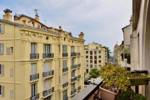 - un balcon offrant une vue sur un bâtiment dans l'établissement Nice Signature Carré d'Or, à Nice