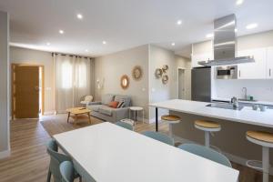 cocina y sala de estar con mesa y sillas en Miño Suites I, en Miño