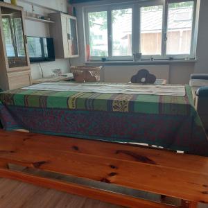 duże łóżko w pokoju ze stołem w obiekcie U domečku s keramikou w Karlowych Warach