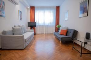 ein Wohnzimmer mit einem Sofa und 2 Stühlen in der Unterkunft Dall Arca Smart Flat - Central Station Checkpoint in Bari