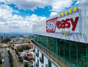 ein Schild auf dem Dach eines Gebäudes in der Unterkunft Stay Easy Plus Hotel in Addis Abeba