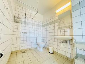 uma casa de banho com um WC e um lavatório em aday - Green Light Apartment Suite in the center of Hjorring em Hjørring