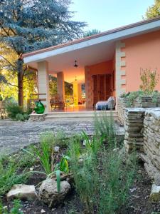 Φωτογραφία από το άλμπουμ του Nature, memories and garden shower at Casa del Castello σε Castel del Monte