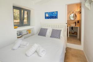 Säng eller sängar i ett rum på Malethonas Cottage by All About Paxos