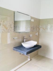 y baño con lavabo y espejo. en Green Bird Villas en Kandy