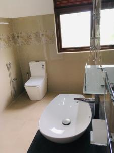y baño con lavabo blanco y aseo. en Green Bird Villas en Kandy