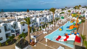 uma vista aérea de um resort com um parque aquático em Bakour Lanzarote Splash em Puerto del Carmen