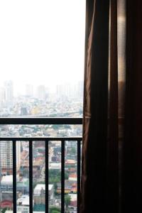 aus einem Fenster mit Stadtblick in der Unterkunft Modern Condo with Stunning Views at a Prime Location - Air Residence in Manila