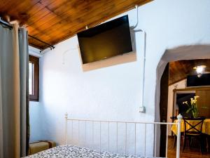 Televízia a/alebo spoločenská miestnosť v ubytovaní Live Buenavista El Palmar