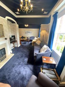uma sala de estar com um sofá e uma lareira em Creamore Grove Wem Shrewsbury em Wem
