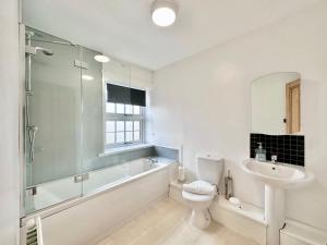 y baño con lavabo, aseo y ducha. en The Annex - central Helmsley with parking, en Helmsley