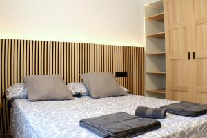 une chambre avec un lit avec des serviettes dessus dans l'établissement La Marina, à Sant Carles de la Ràpita