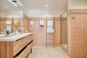 Koupelna v ubytování Hôtel La Nartelle