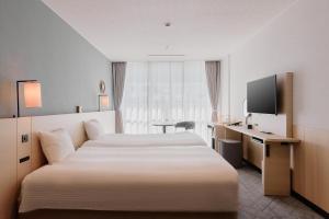 Кровать или кровати в номере Kyoto Tower Hotel