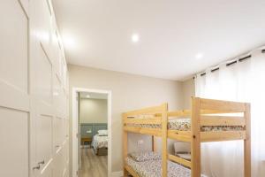 - une chambre avec 2 lits superposés dans l'établissement Miño suites II, à Miño