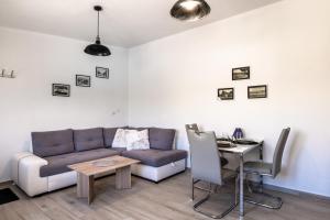 a living room with a couch and a table at Apartman Tonči Bruno - obnovljen 2026 sa novim dvorištem in Pag