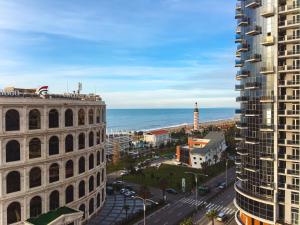 uma vista da cidade e do oceano a partir de um edifício em APART HOTEL ORBI em Batumi