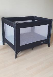 una cuccia nera per cani con vetro in una stanza di Garden flat a Bath