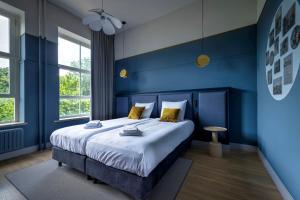 Un pat sau paturi într-o cameră la SEPHS Hotel Sittard