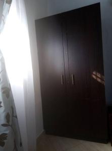 ムトワッパにあるPorini furnished homes, Mombasa, North coast, Mtwapa, Kanamaiの黒いキャビネット +8枚の写真