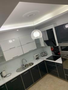 una pequeña cocina con fregadero y fregadero en 2 Bedroom Apartment, en Shkodër
