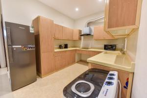 een kleine keuken met een wasmachine en een koelkast bij شقق مسكن ايار - Ayar Residence in Riyad