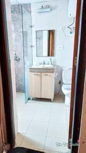 Ванна кімната в Top Luxury & Couple Friendly Stay GP by Taj Suites & Studios