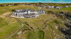 een luchtzicht op een groot huis op een klif bij The Cliff Hotel & Spa in Cardigan