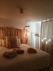 a bedroom with a bed with two towels on it at Où gît le Bocq Spa privatif in Ciney