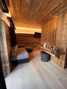 una camera con sauna e soffitto in legno di Chalet Queen a Canazei