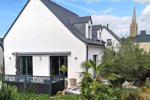 a white house with a black roof at Maison moderne au cœur du Golfe du Morbihan ! in Plougoumelen