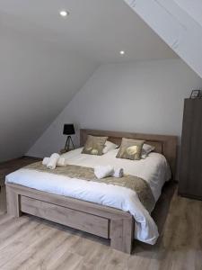 a bedroom with a large bed with white sheets and pillows at Maison moderne au cœur du Golfe du Morbihan ! in Plougoumelen