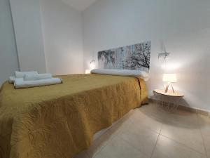 um quarto com uma cama grande com duas almofadas em Apartamento PUERTO em Mazagón