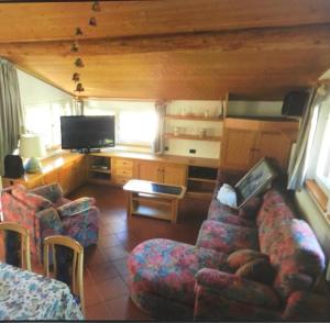 A television and/or entertainment centre at Chalet Rosj