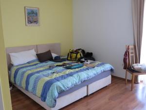 Un dormitorio con una cama con una mochila. en Split Apartments Beta en Split