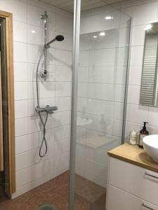 y baño con cabina de ducha y lavabo. en Lovely apartment in the heart of Naantali en Naantali
