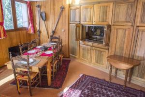 TV a/nebo společenská místnost v ubytování Charming Ski Apartment in Courchevel 1850