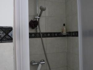y baño con ducha con cabezal de ducha. en Split Apartments Beta en Split