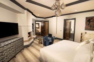 sypialnia z łóżkiem, kominkiem i telewizorem w obiekcie Arrabelle At Vail Luxe 3 Bedroom Residence With Ski-in, Ski-out Access w mieście Vail