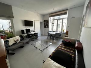 - un salon avec un canapé et une table dans l'établissement 1st floor boutique apartment P free, à Ostende