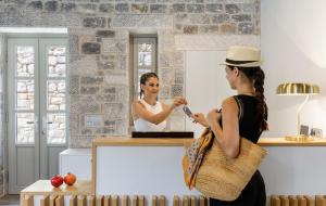 Επισκέπτες που μένουν στο Trapela Limeni Luxury Suites