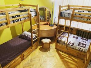 Двухъярусная кровать или двухъярусные кровати в номере Хостел Центр